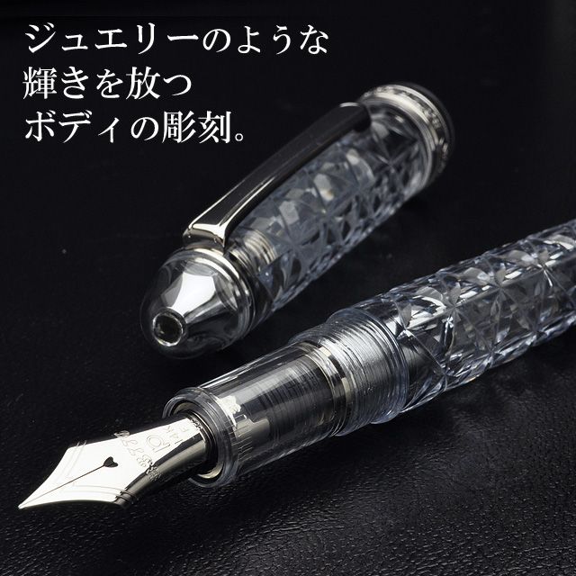 ジュエリーのような輝きを放つボディの彫刻。