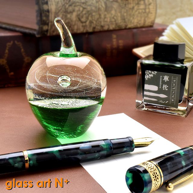 glass art N＋（グラスアートエヌプラス） ペーパーウェイト りんごのペーパーウェイト グリーン