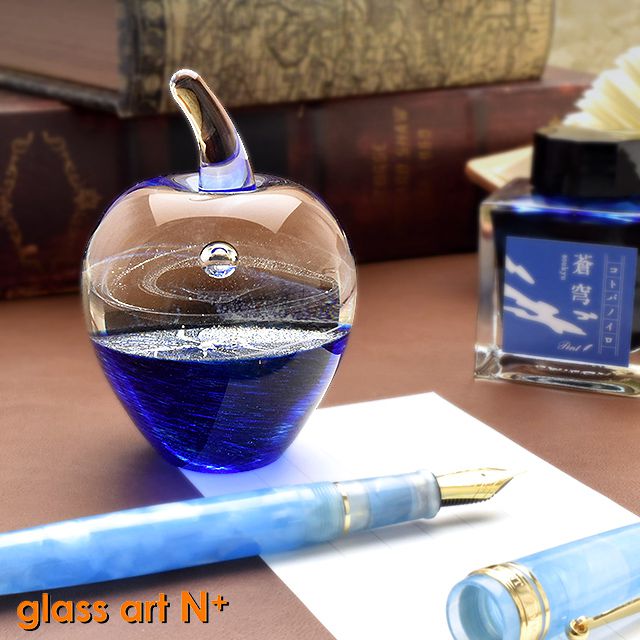 glass art N＋（グラスアートエヌプラス） ペーパーウェイト りんごのペーパーウェイト ブルー