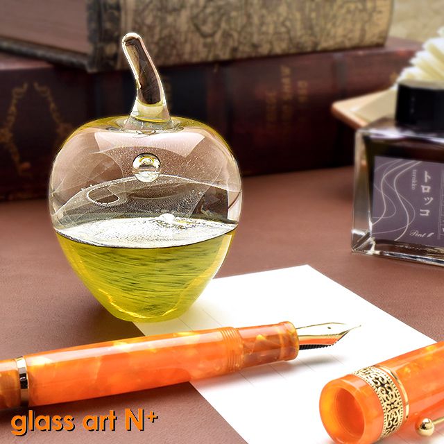glass art N＋（グラスアートエヌプラス） ペーパーウェイト りんごのペーパーウェイト イエロー