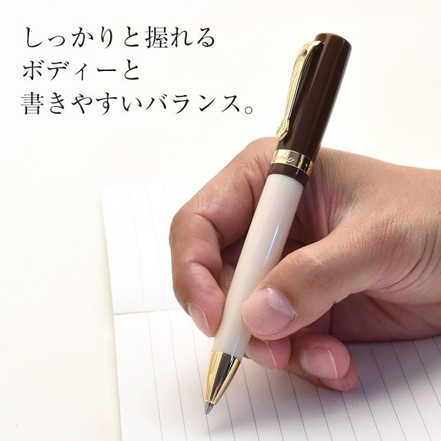 しっかりと握れるボディーと書きやすいバランスのとれたペン。