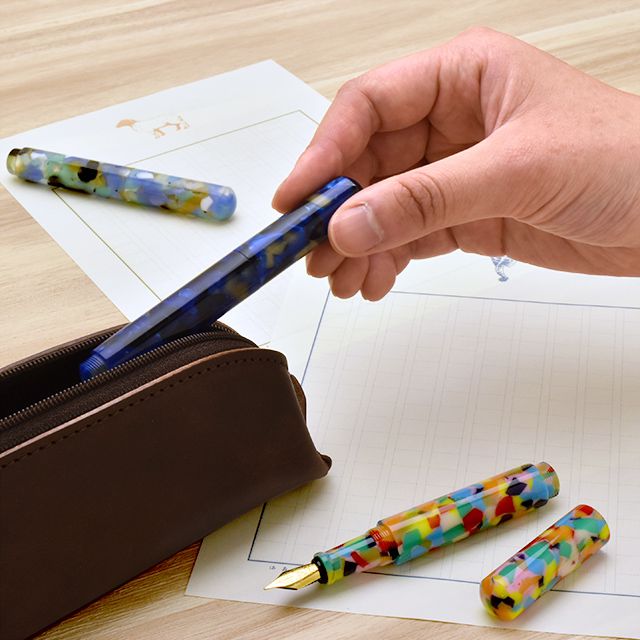  アセテートの特徴は、その優しい手触り。熟練の職人が一本一本丁寧に磨き上げた色彩豊かな大西製作所のペンは、ずっと触れていたくなるほどの心地よさ。