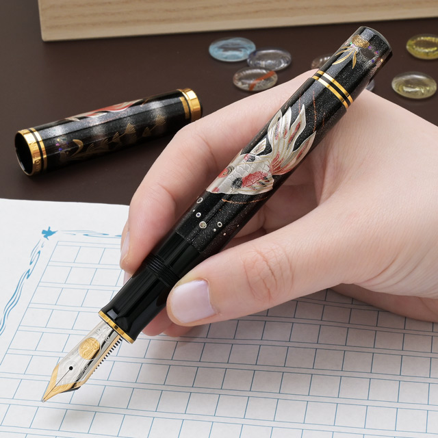 ペリカン万年筆　M1000 蒔絵万年筆「錦鯉」 ペリカン 限定 蒔絵万年筆が出来上がるまで 動画 | ナガサワ文具