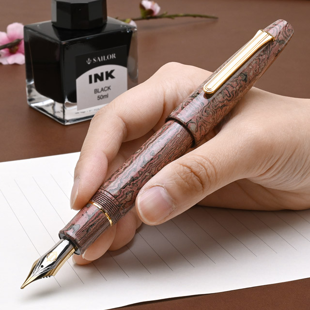 【新品未使用】SAILORセーラー万年筆長刀研ぎエボナイト万年筆 梅咲 B太字 SAILOR セーラー万年筆 限定品 万年筆 長刀研ぎ 積層エボナイト 梅咲