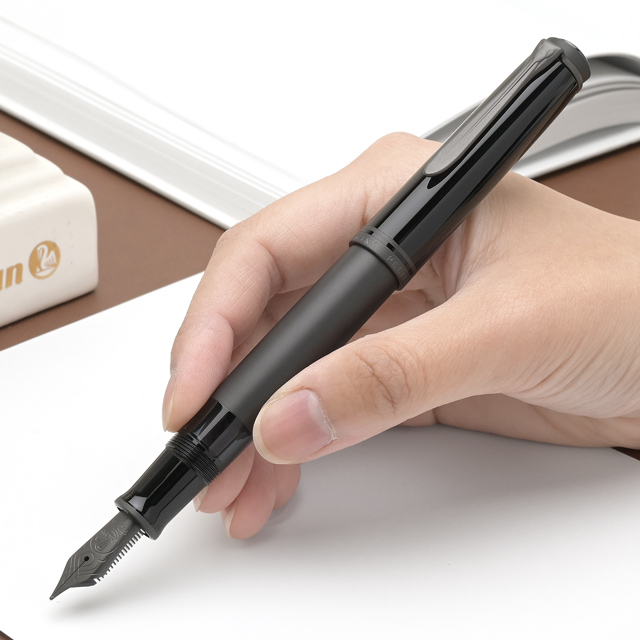 Pelikan ペリカン 万年筆 特別生産品 スーベレーン M809 ブラック